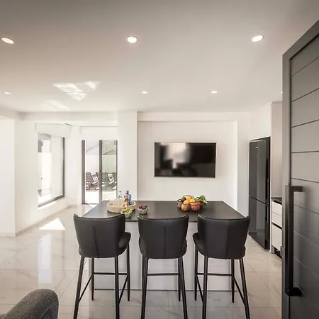 Velora Pool Maisonette شقة باراليمني