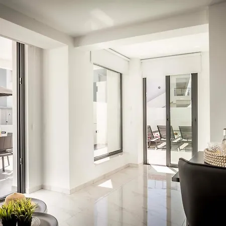 Velora Pool Maisonette باراليمني
