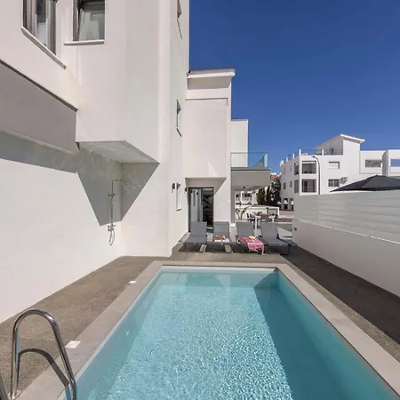 Velora Pool Maisonette باراليمني
