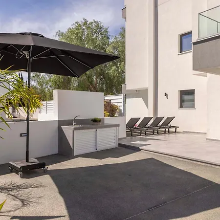 Velora Pool Maisonette باراليمني