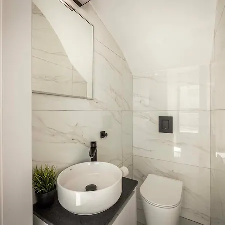 Velora Pool Maisonette باراليمني
