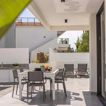 Velora Pool Maisonette باراليمني