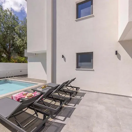 Velora Pool Maisonette باراليمني