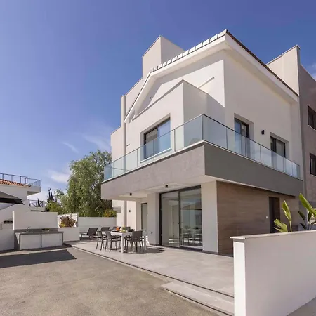 Velora Pool Maisonette شقة